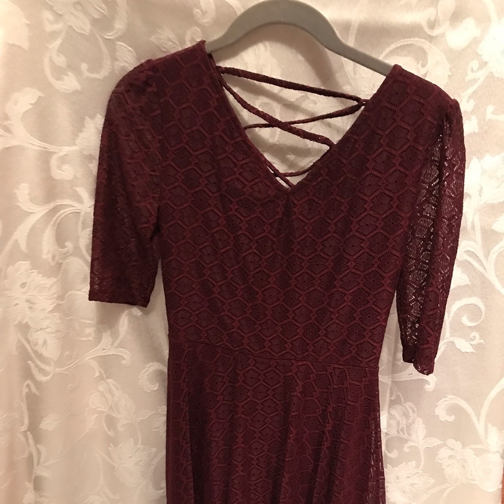 Juniors Burgundy lace short sleeve dress